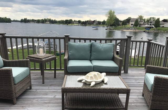 Belle maison au bord de l'eau sur le lac Lancer