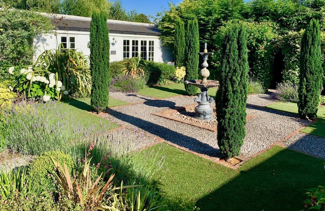 A beautiful, boutique annexe, situated in a peaceful courtyard (pets welcome).