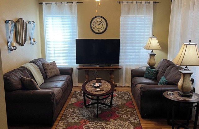 A beautiful home clean and ready to receive guests, in a cozy ambient setting.
