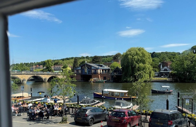 A Beautiful River Frontage Townhouse with walled garden, hot tub and fire pit