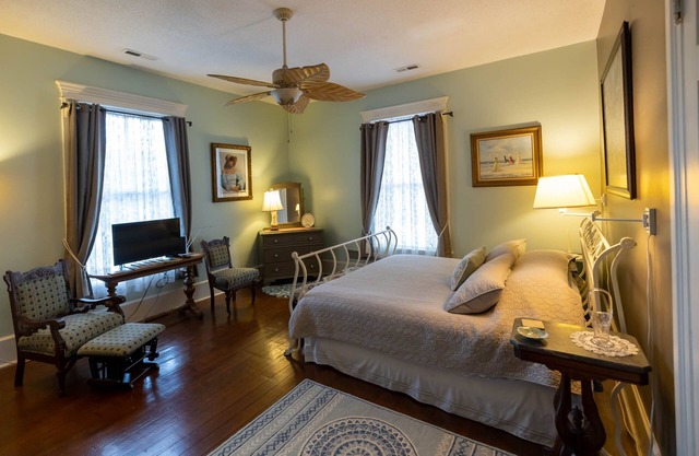 Une belle chambre spacieuse dans une maison historique en plein centre-ville au bord de l'eau.