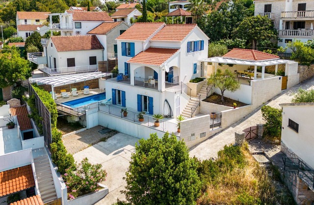 A beautiful villa located in the town of Milna with stunning views of the bay. Only 600m to the beac