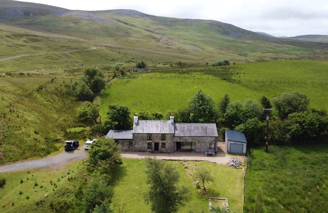 Pencaegarw - Magnifiquement rénové et unique ferme galloise isolée de 250 ans perchée sur un m