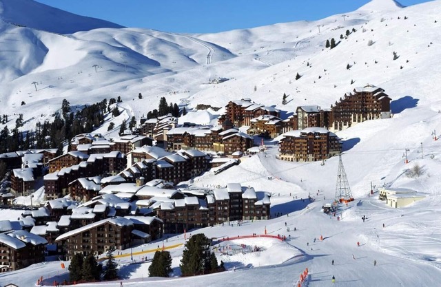 A BELLE-PLAGNE (2050 m), SKIS AUX PIEDS, EN PLEIN CŒURS DE LA STATION, LE BERYL