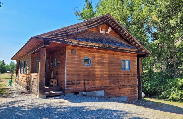 Un virage dans la cabane de la rivière - Directement sur la rivière! 4 miles du centre-ville de Winthrop!