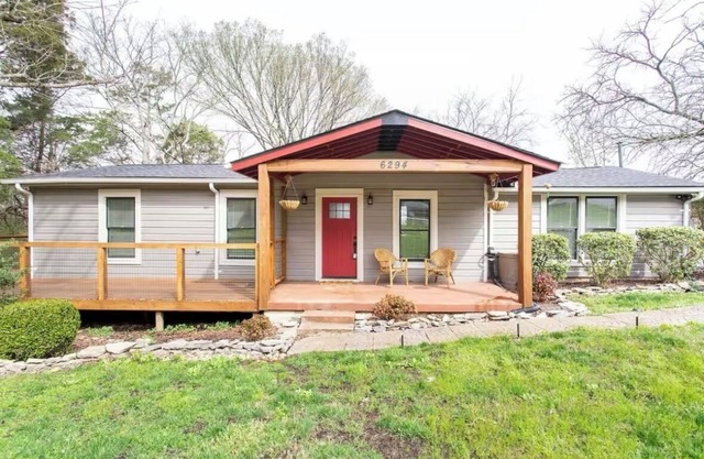 A Boho Retreat - THE FIREFLY- A charming 2-bedroom home with complete privacy!