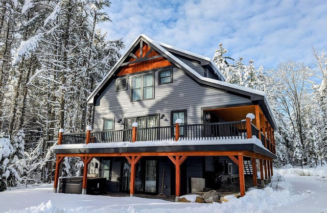 A/C, Deck w/ Seating, Grill, Hot Tub, Large Yard