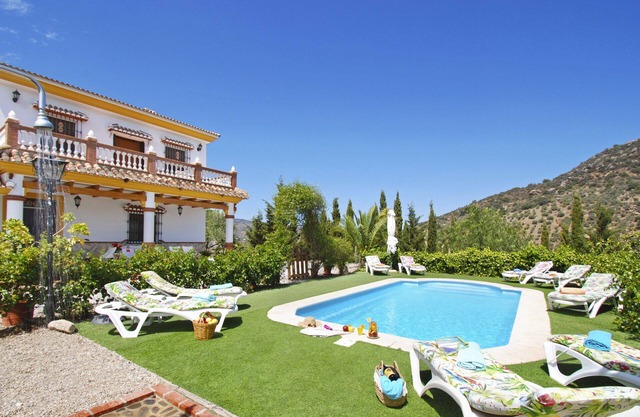 Retraite captivante avec piscine pour des vacances de groupe exceptionnelles.