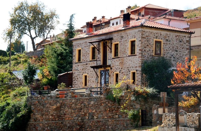 Une maison en pierre centenaire surplombant le lac Kastoria