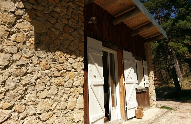 Un Chalet au Ventoux, au milieu des arbres dans la Station du Mont Serein