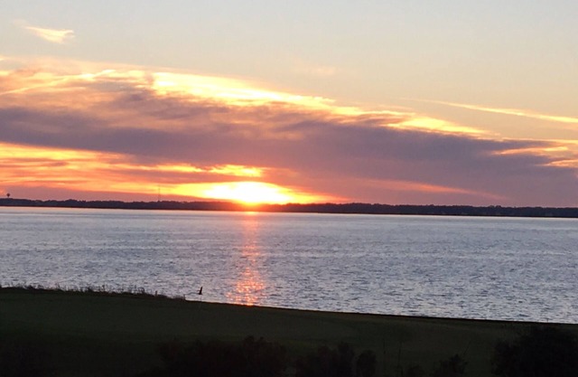 Une chance pour une détente totale, couchers de soleil, plage, piscine, golf et accès!