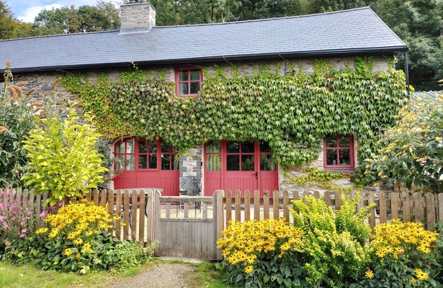 Une charmante ancienne maison de transport, située dans la campagne rurale pittoresque