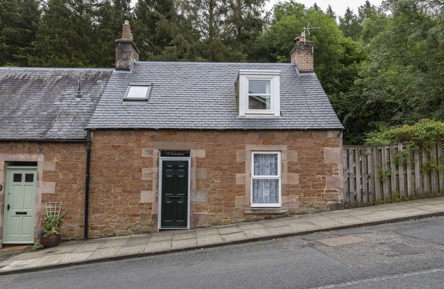 A charming 2 bed cottage in the heart of the popular borders village of Melrose.