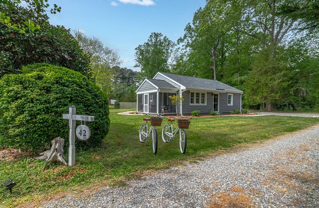 A charming and peaceful getaway in the heart of Irvington, Virginia.
