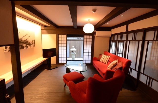 【Kyoto · Higashiyama】 L'une des cinq maisons traditionnelles en bois modernes entièrement rénovées entourant un petit jardin, Ueda