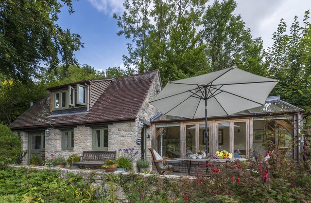 Un charmant cottage en pierre indépendant situé sur un site surélevé au-dessus de Upwey.