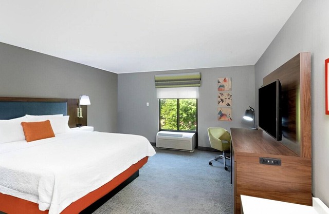 A Charming King Bed! With Free Breakfast