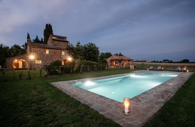 Une charmante villa avec grande piscine privée, située dans un endroit de rêve