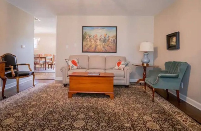 A cheerful, 4 bed - ample room to gather and play!