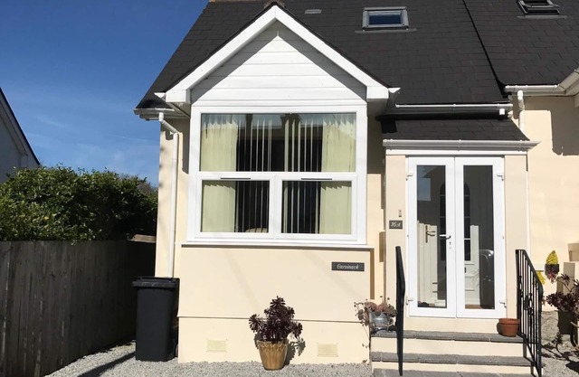 Une propriété confortable et bien située à Falmouth avec un grand parking