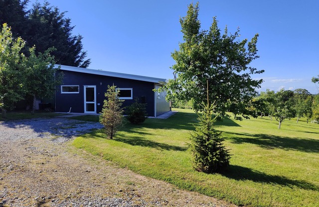 Un bungalow contemporain avec de belles vues.