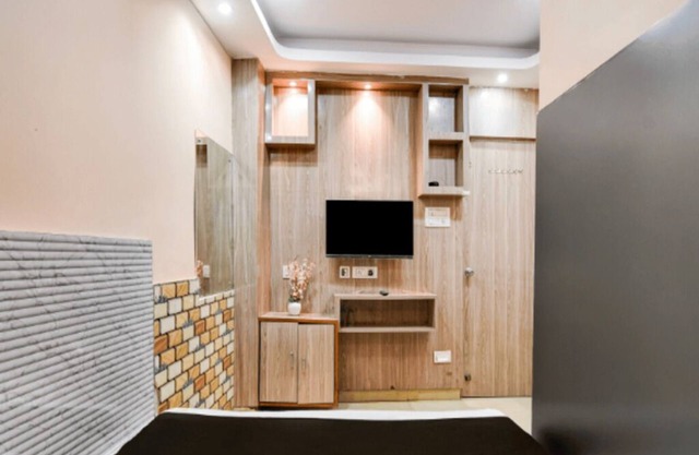 A couple friendly budget guest house at central Kolkata in Esplanade area