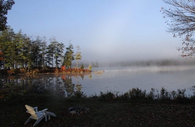 Une cabine confortable à seulement 20 pieds de la rive de Toddy Pond