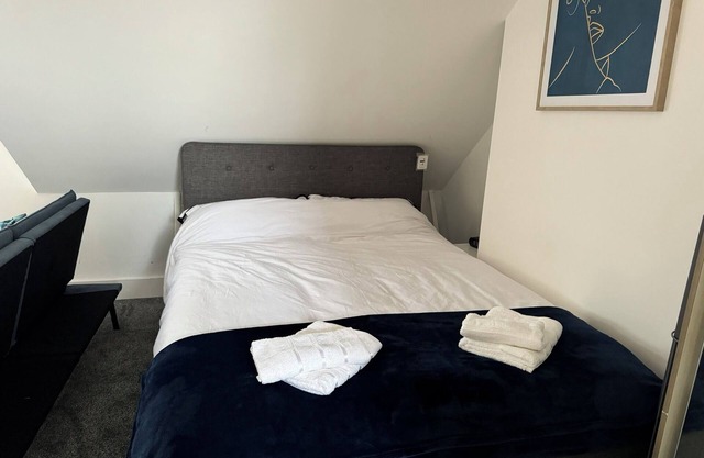 A Cozy City Hideaway – 5 Mins to Town & Station!