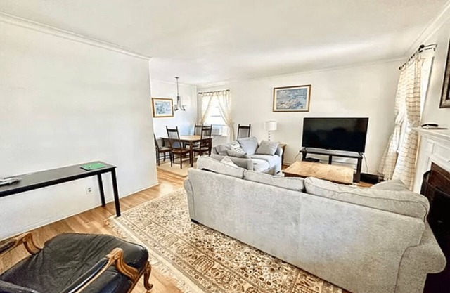 A cozy cottage by the beach and the Riviera Village shops and restaurants.