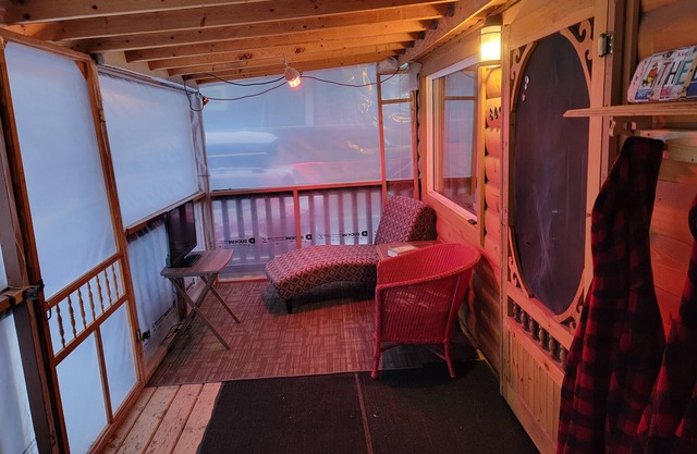A cozy downtown war-era house with a cabin-like feel. Pet friendly!