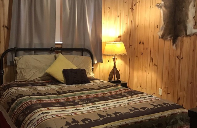 Une escapade confortable sur la rivière Little Missouri!