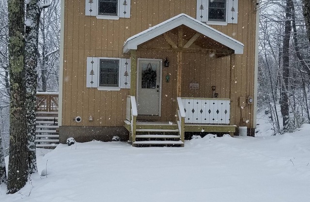 Une maison confortable avec vue sur la montagne en hiver