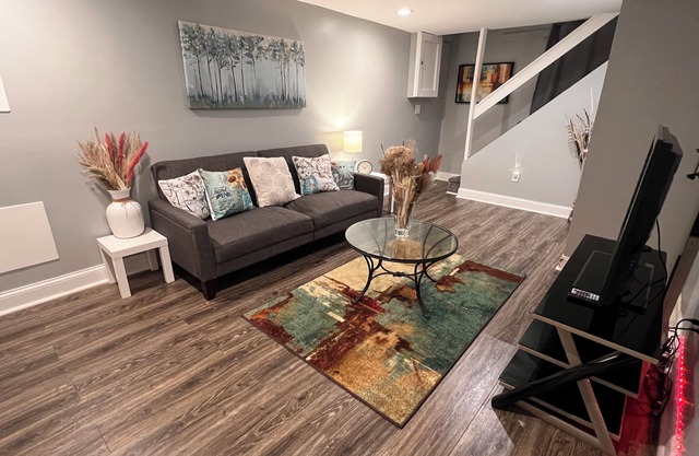A cozy/modern private suite. Mins away from I695/95 and the heart of Baltimore.