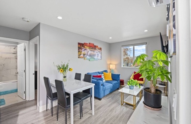 A cozy, newly built, urban retreat in the heart of Los Angeles!
