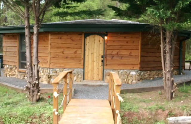 A cozy, romantic cabin perfect for couples. Pets are always welcome, owners too!