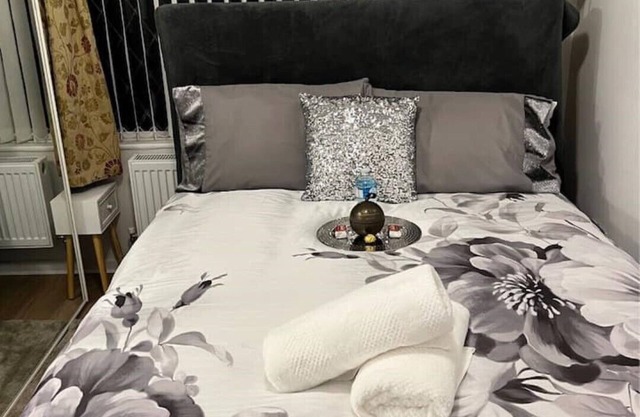 A Cozy Room in House in Great Barr - Near M5/M6 - Parking - Garden