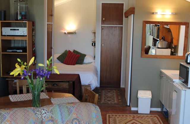 A cozy studio with a beautiful tranquil lakeside location on Lake Rotorua