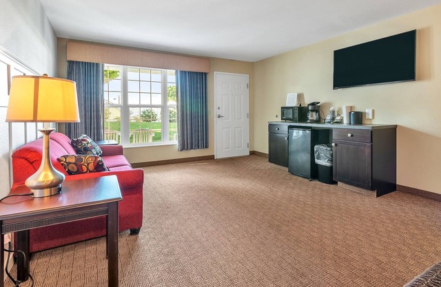 A cozy suite just seconds from the beach: Vineyard Suites 121