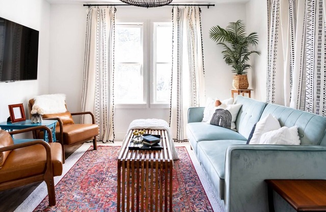 Boho Carriage House+walk to wine bar!