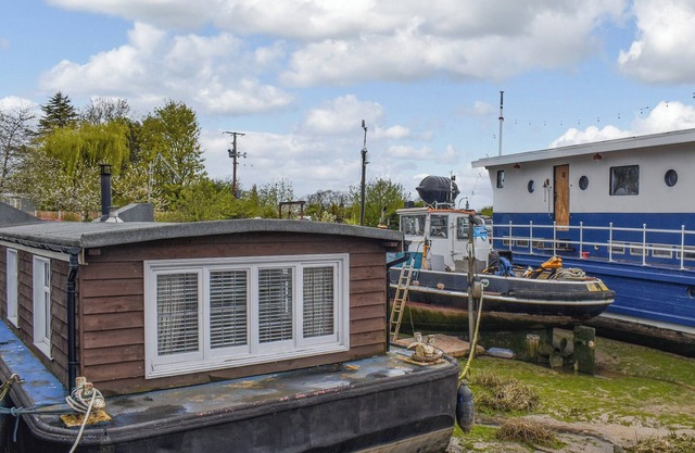 A cute and cosy boat situated nearby the town and opposite the water park.