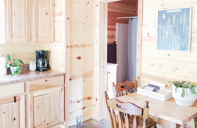Une jolie cabane nichée dans les bois. Parfait pour des escapades romantiques