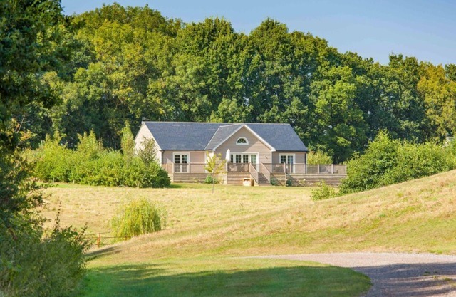 Un lodge délicieux avec bain à remous sur Wakes Hall Farm est un havre de paix dans 500 acres de terres privées