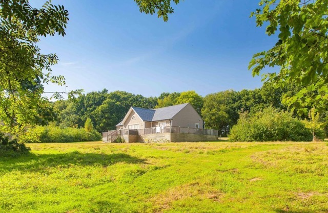 Un lodge délicieux avec bain à remous sur Wakes Hall Farm est un havre de paix dans 500 acres de terres privées