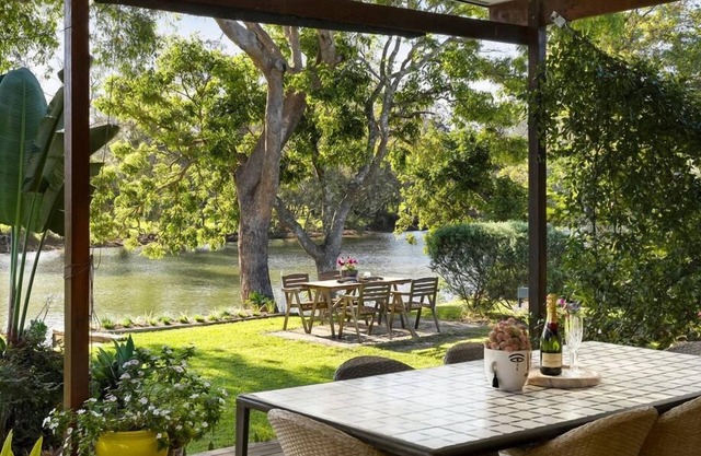 Charmante maison familiale confortable au bord de la rivière dans la belle Urunga, près de Bellingen
