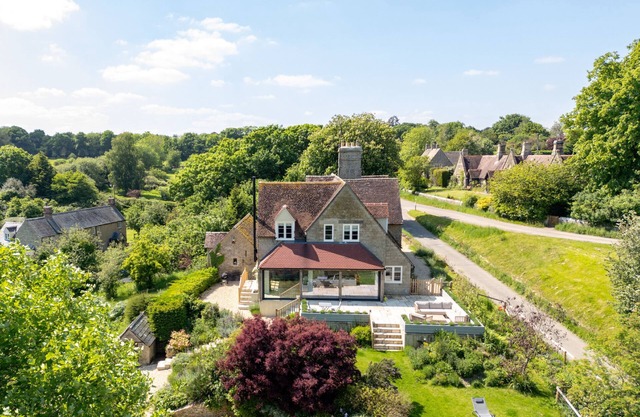 A dog friendly Cotswolds cottage - Hillview