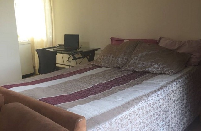 Un lit double apt, au pied du Majestic Miravalles Peut accueillir 4 personnes, confortablement