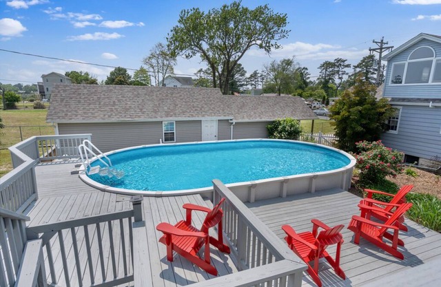 Cette magnifique maison de 4 chambres a une piscine privée, une maison d'hôtes et une salle de jeux!