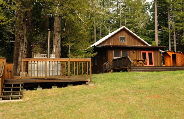 Une destination familiale dans la forêt avec cabane dans les arbres et airstream vintage
