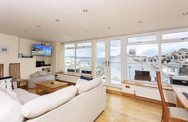 A few minutes’ walk from the harbour, with sea views and 7 bedrooms
