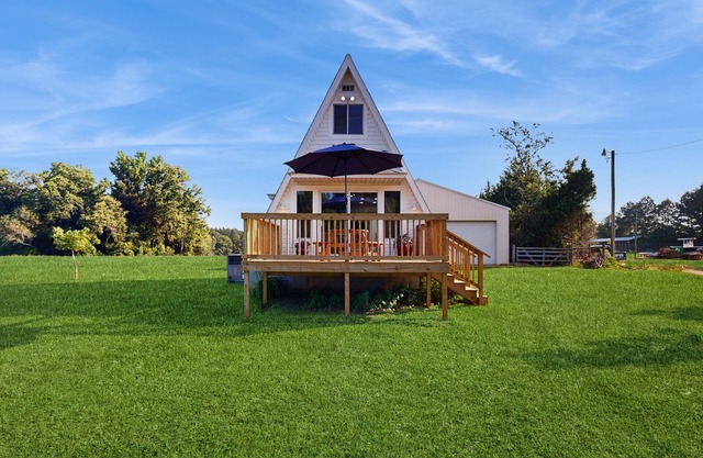 A-frame cabin near Lake Murray with deck & kitchenette - dog friendly